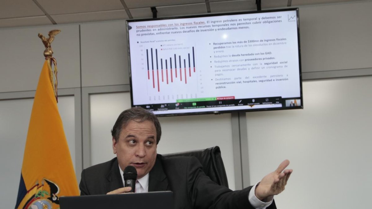 El ministro de Economía y Finanzas, Simón Cueva, en rueda de prensa para hablar de los avances económicos este 11 de mayo de 2022.
