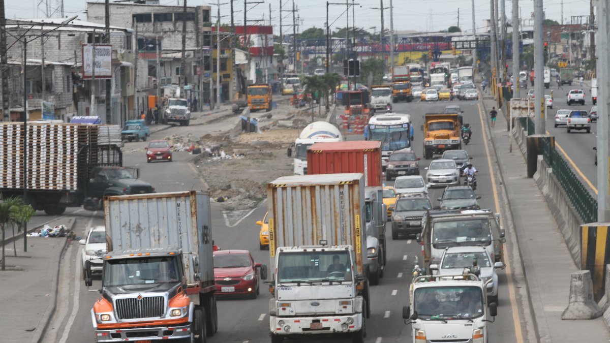 Tráfico. El transito en la vía perimetral en Guayaquil conjuga vehículos de carga, servicio público y particulares.