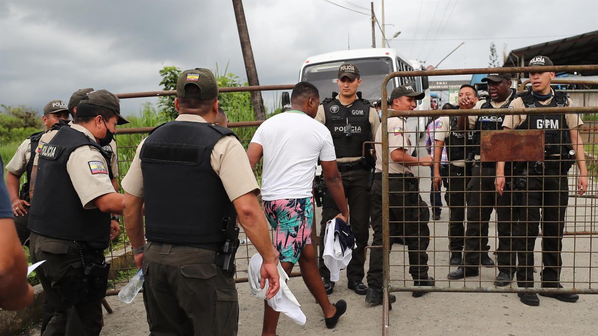 La crisis carcelaria de Ecuador vivió este lunes un nuevo baño de sangre donde fueron masacrados y asesinados 44 presos.