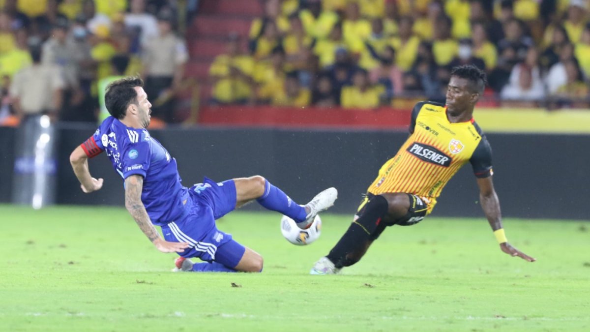 Sebastián Rodríguez, capitán azul, estuvo cerca de la expulsión tras una falta sobre Adonis Preciado.