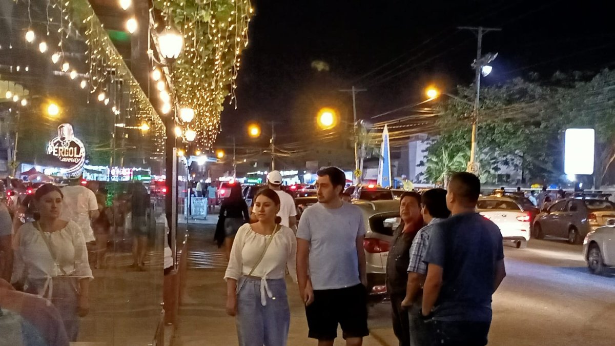 Paseos. Ahora las caminatas son constantes en la avenida, debido a que hay luz, música, restaurantes y bares abiertos en las noches.