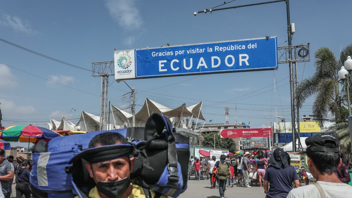 Fotografía del paso fronterizo en la población peruana de Aguas Verdes, el 11 de mayo de 2022, en la frontera entre Perú y Ecuador
