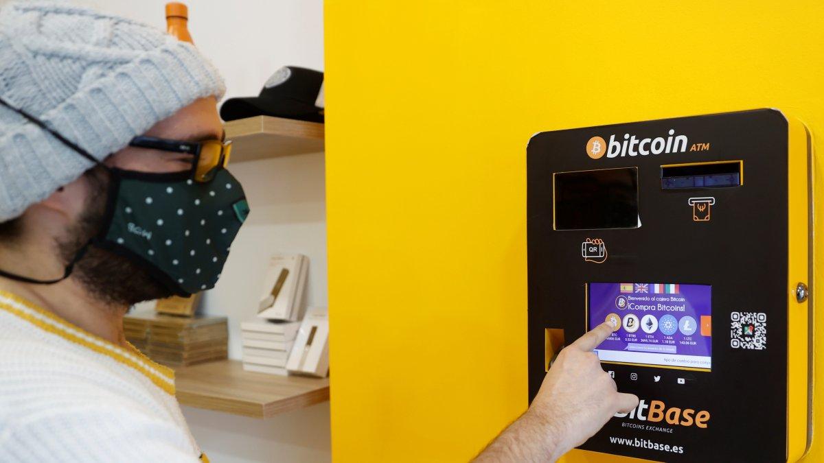 Vista de un cajero de criptomonedas, en una fotografía de archivo