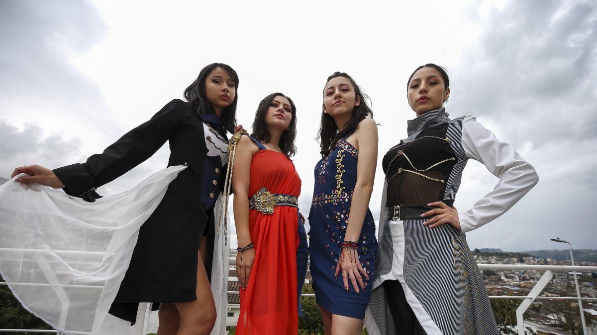 Estudiantes del Instituto Superior Yavirac, vestidas con uniformes militares de la independencia de Ecuador, posan el 11 de mayo de 2022, en Quito (Ecuador).
