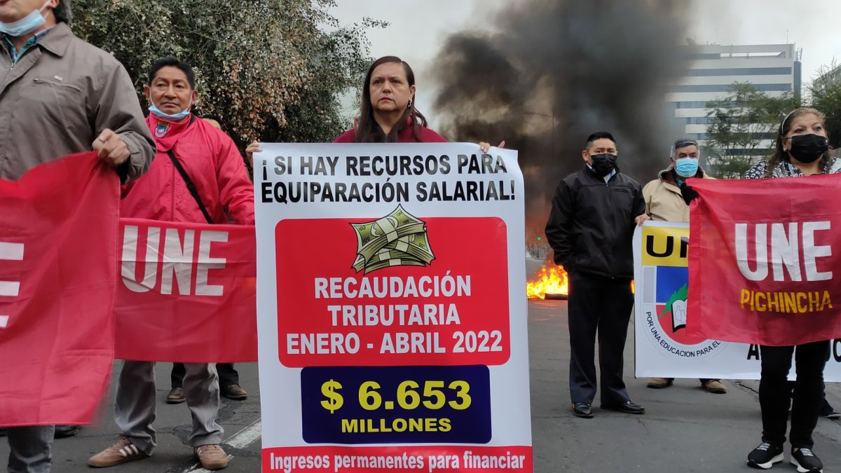 El 11 de mayo pasado, miembros de la UNE también protestaron afuera del Ministerio de Finanzas.