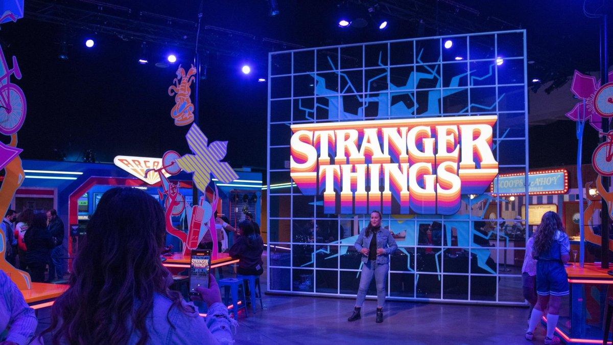 Una mujer posa para una foto en la sala de mezclas tras participar en Stranger Things: The Experience at the Duggal Greenhouse, en Brooklyn Navy Yard, Nueva York, , EE. UU.,