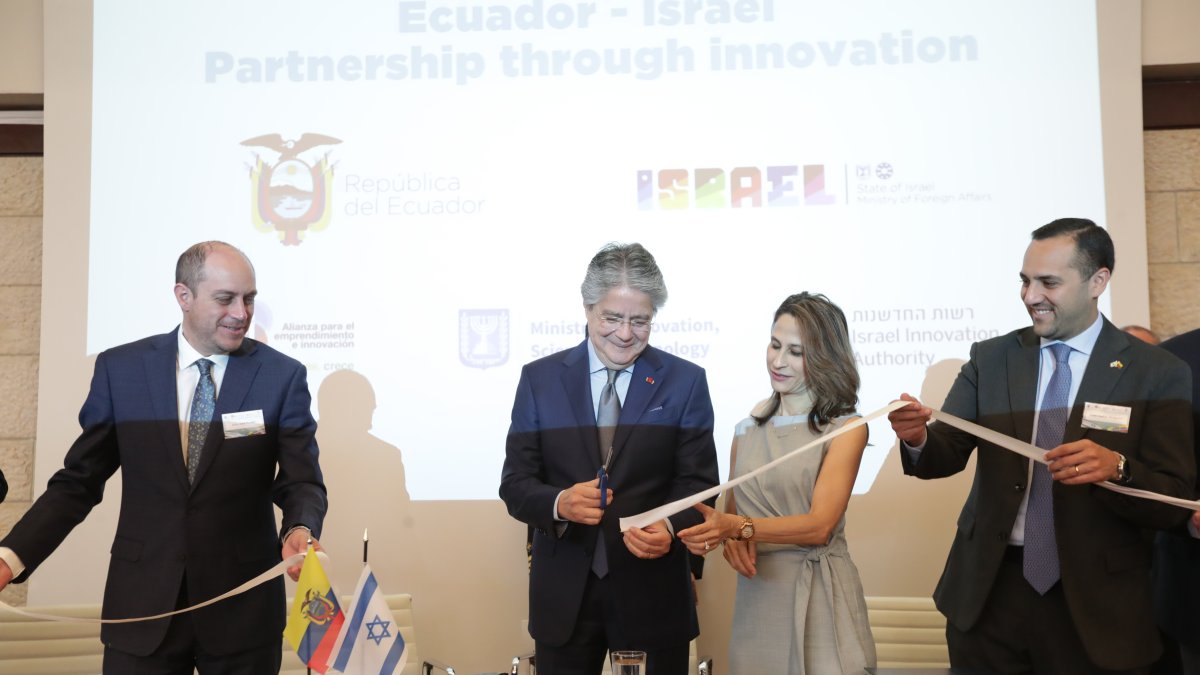 Fotografía cedida por la Secretaria General de Comunicación de Presidencia de Ecuador que muestra al presidente Guillermo Lasso (c) junto a la ministra israelí de Ciencia y Tecnología, Orit Farkash Hacohen (2d), durante la inauguración de una Oficina de Comercio e Innovación de Ecuador, hoy, en Jerusalén (Israel).