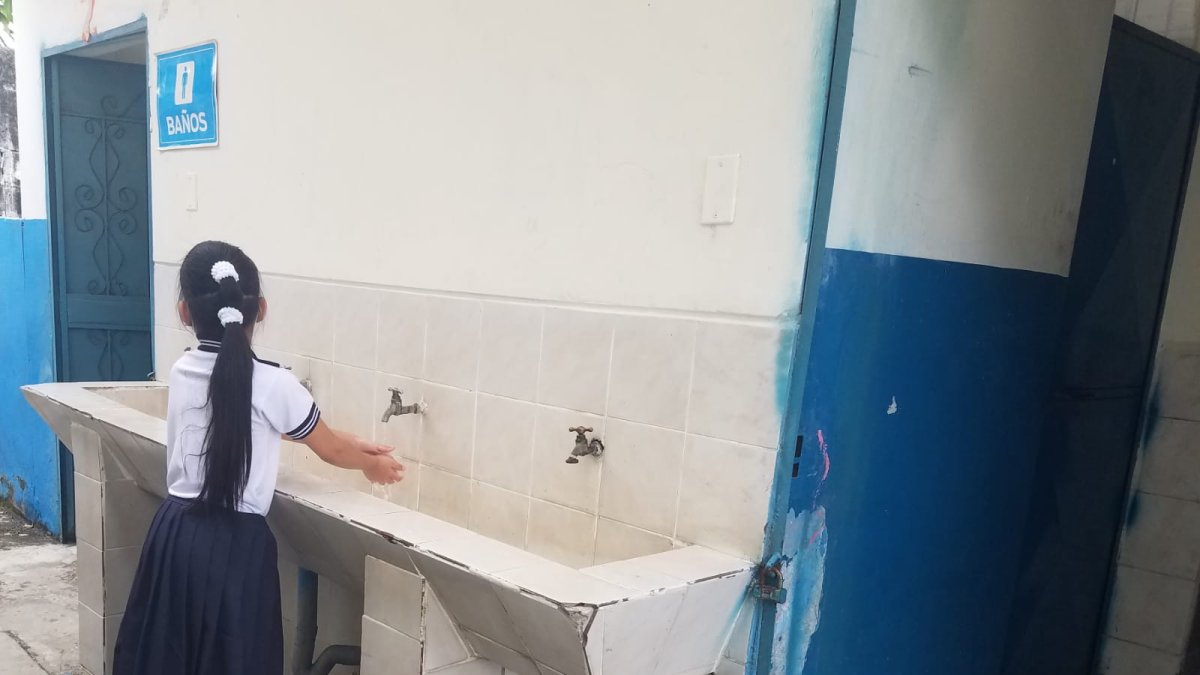 La limpieza y desinfección de los servicios higiénicos es una tarea diaria indispensable en los centros educativos.