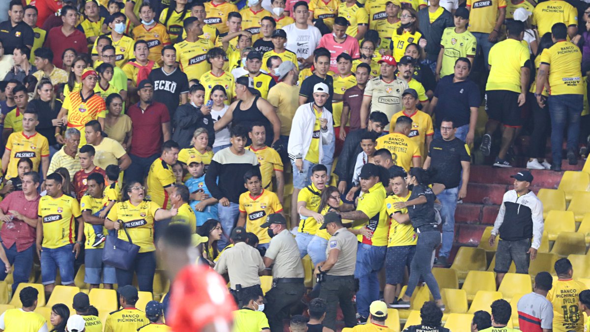 Los hinchas de Barcelona protagonizaron problemas en los graderíos durante el partido contra Emelec