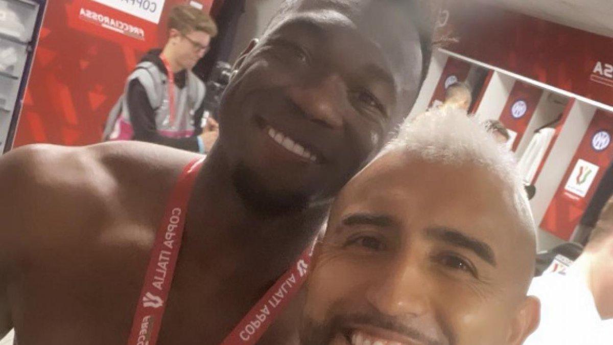 El ecuatoriano Felipe Caicedo (i) celebró con el chileno Arturo Vidal, el título que lograron con el Inter de Milán al ganar la Copa Italia.