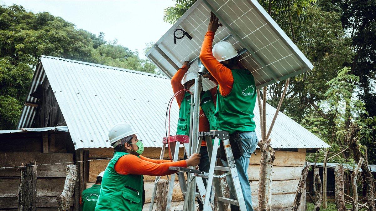 Un grupo de técnicos instalando paneles solares en la comunidad Río del Sol, municipio San Juan Guichicovi, Oaxaca (México). EFE/ 
