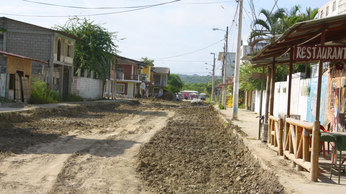 Calles. En las calles de Manglarato se ven lomas de tierra y huecos por doquier. En ciertos puntos incluso se observan las tuberías instaladas. Hay problemas para transitar.