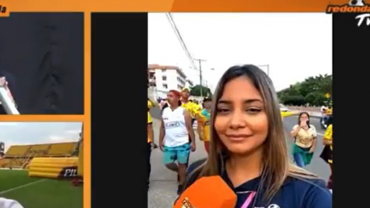 La reportera de La Radio Redonda, Xiomara de la Torre (d), denunció haber sufrido un acto de acoso sexual afuera del estadio Monumental.