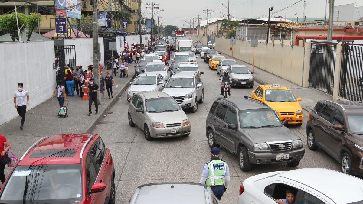 Tiempo. Los padres o representantes de los alumnos del colegio Mariscal Sucre apresuran el paso para no agravar el tránsito.