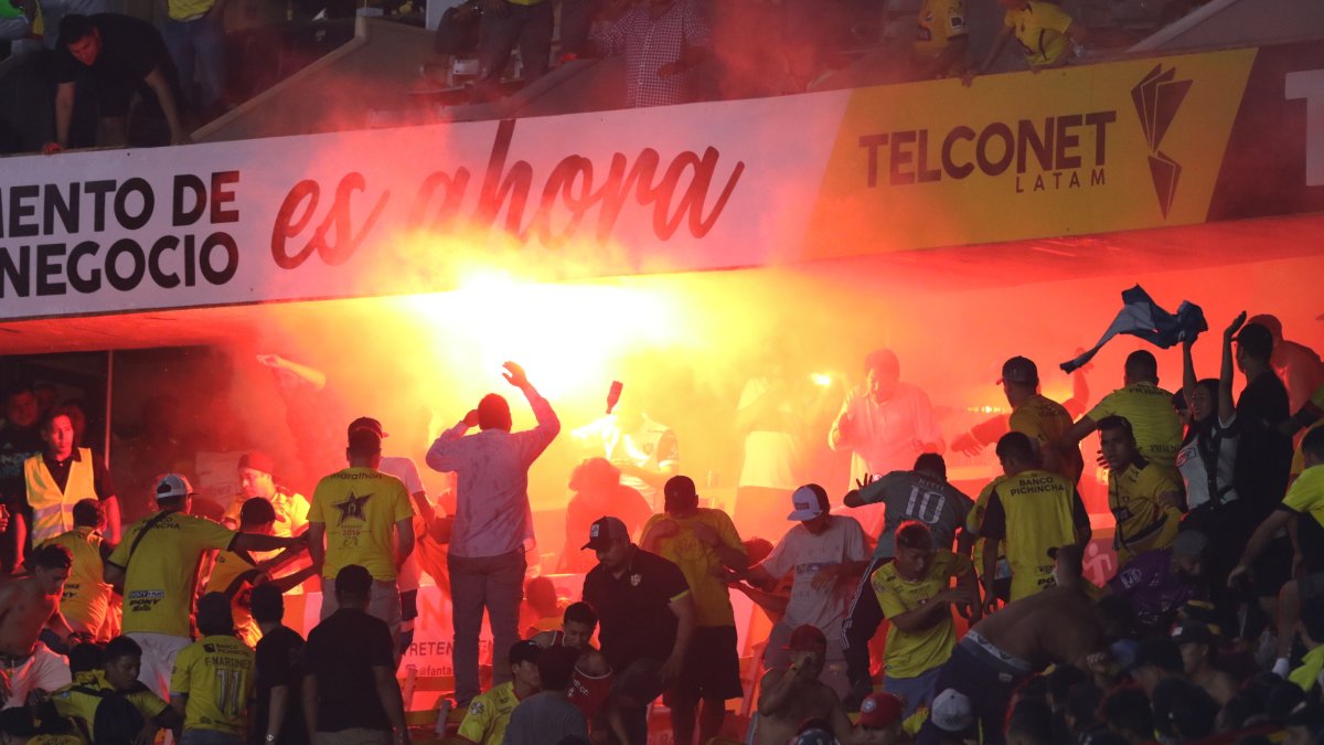 Hinchas de Emelec, habrían encendido bengalas en una de las suites del Monumental.