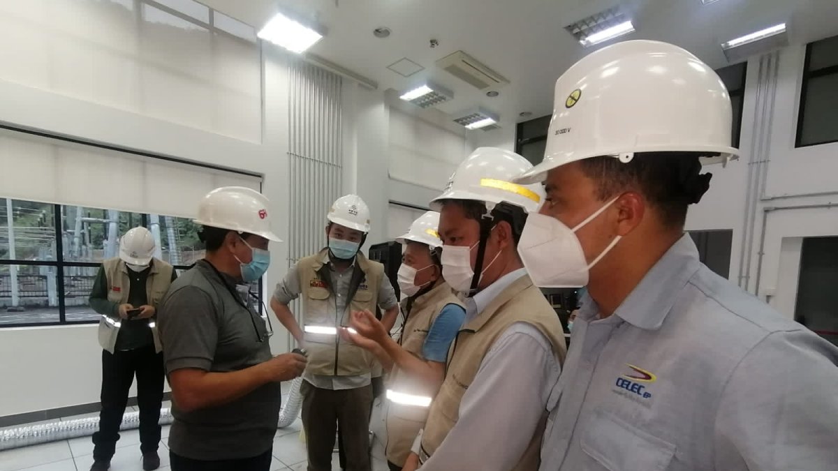 El embajador y su delegación diplomática revisaron la operatividad de la casa de máquinas de la central.