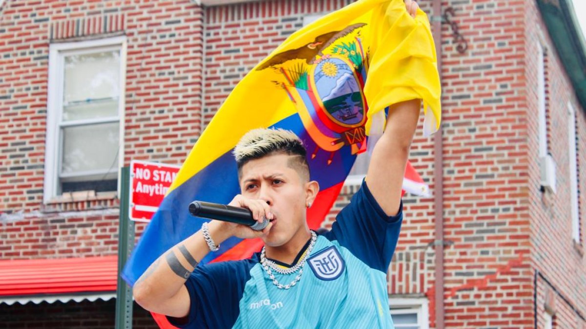 El artista desempeñó diversos oficios antes de centrarse en la música. Fue precisamente como electricista que tuvo una oportunidad en el ambiente artístico.