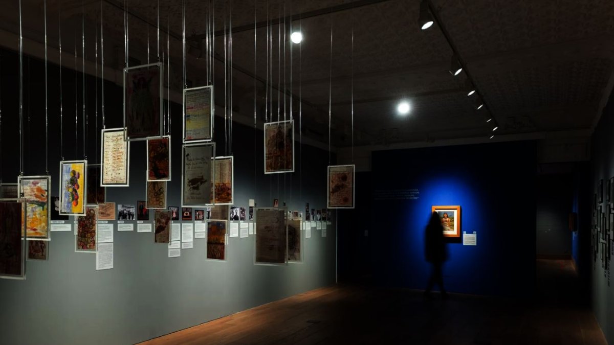 La exposición hace un recorrido por la vida y trayectoria de la artista.