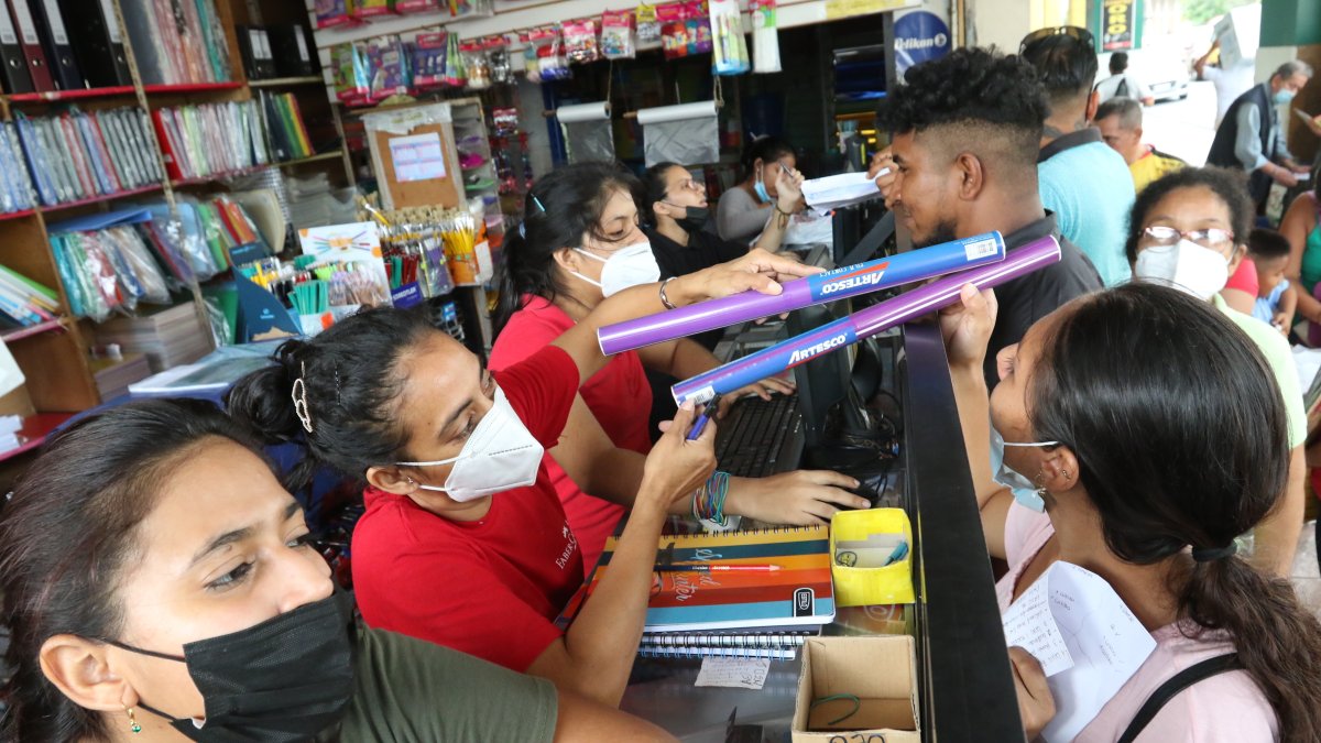 Demanda. Varias industrias miran con optimismo el retorno de los alumnos a las clases presenciales. Aspiran a una recuperación económica.