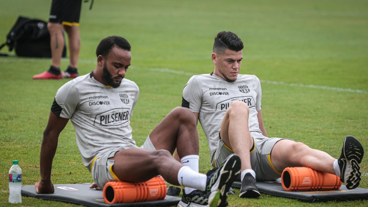 Leonai Souza y Paco Rodríguez, volantes de Barcelona, durante un entrenamiento.
