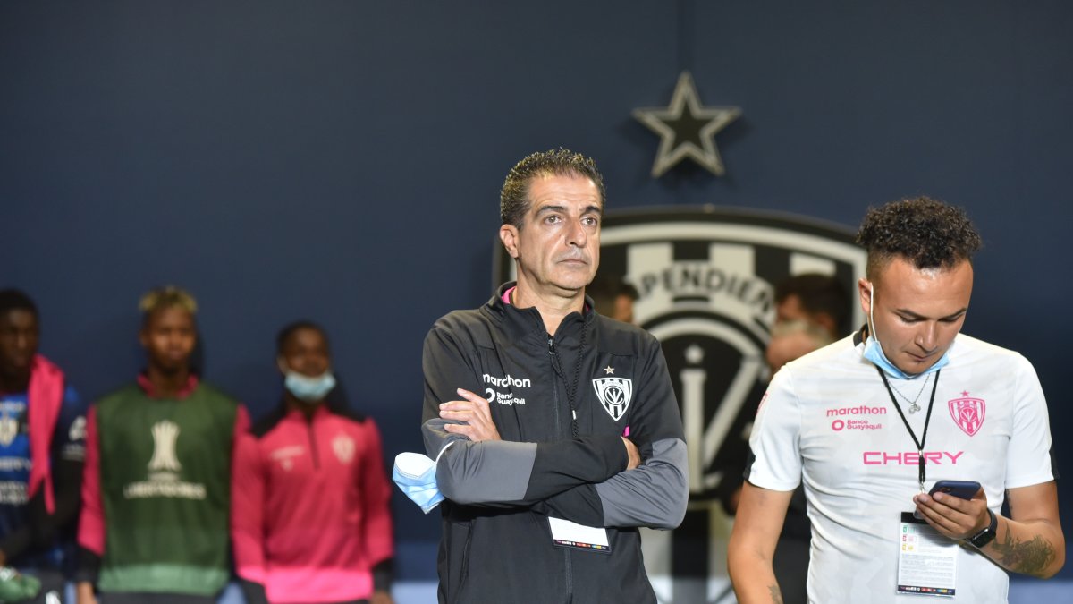 El entrenador Renato Paiva entró en la historia del equipo rayado al conseguir el primer campeonato nacional de la serie A.