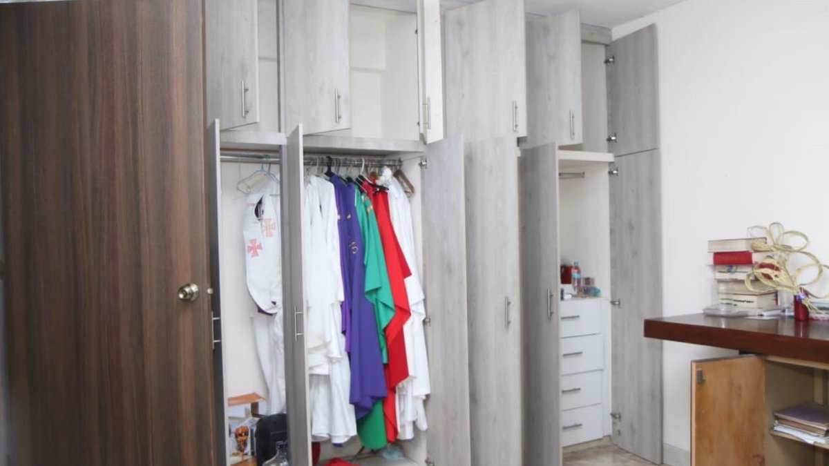 Inmueble. En el sitio se hallaron prendas que se usan en la iglesia.