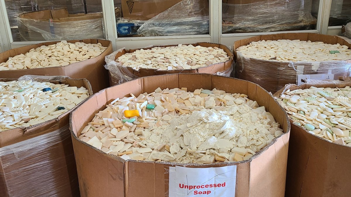 La empresa contribuye a bajar la tasa de mortalidad de niños menores de 5 años por la falta de higiene.