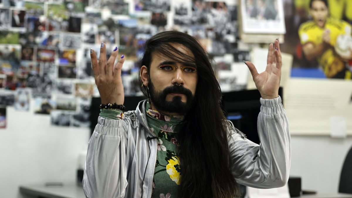 Danne Aro Belmont, directora Ejecutiva de la Fundación GAAT (Grupo de Acción y Apoyo a Personas Trans), habla en Bogotá (Colombia). EFE/