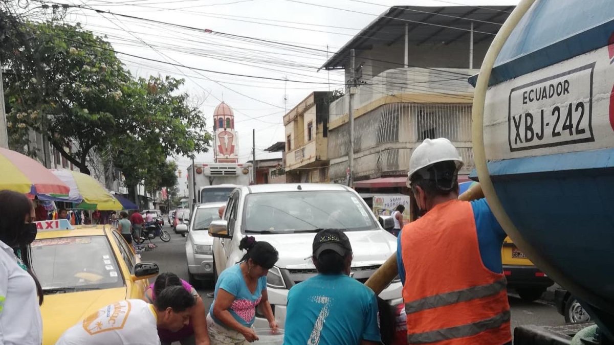 En varios sectores de Guayaquil las familias buscan abasterse de agua