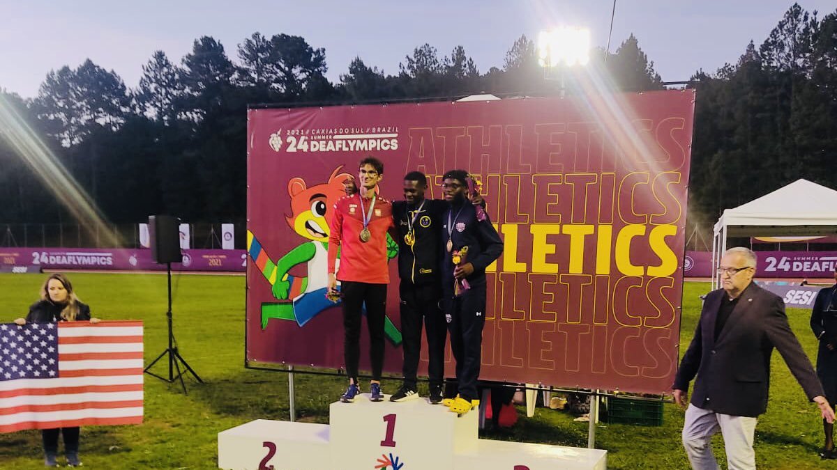 El velocista nacional Emerson Chalá en lo más alto del podio en los Juegos Sordolímpicos.