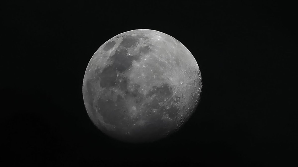 Detalle de la luna vista desde Quito, hoy viernes, a dos días del eclipse del próximo domingo 15 de mayo.