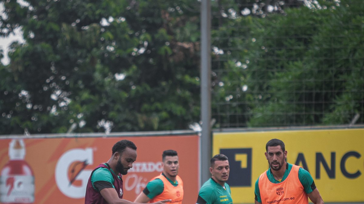 El mediocampista defensivo brasileño, Leonai Souza, mantiene el  balón durante el entrenamiento de Barcelona.