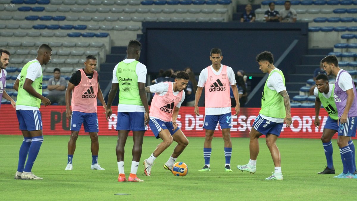 Joao Rojas, José Francisco Cevallos y Alexis Zapata, volantes de Emelec, son elementos claves en la formación titular del representativo millonario.