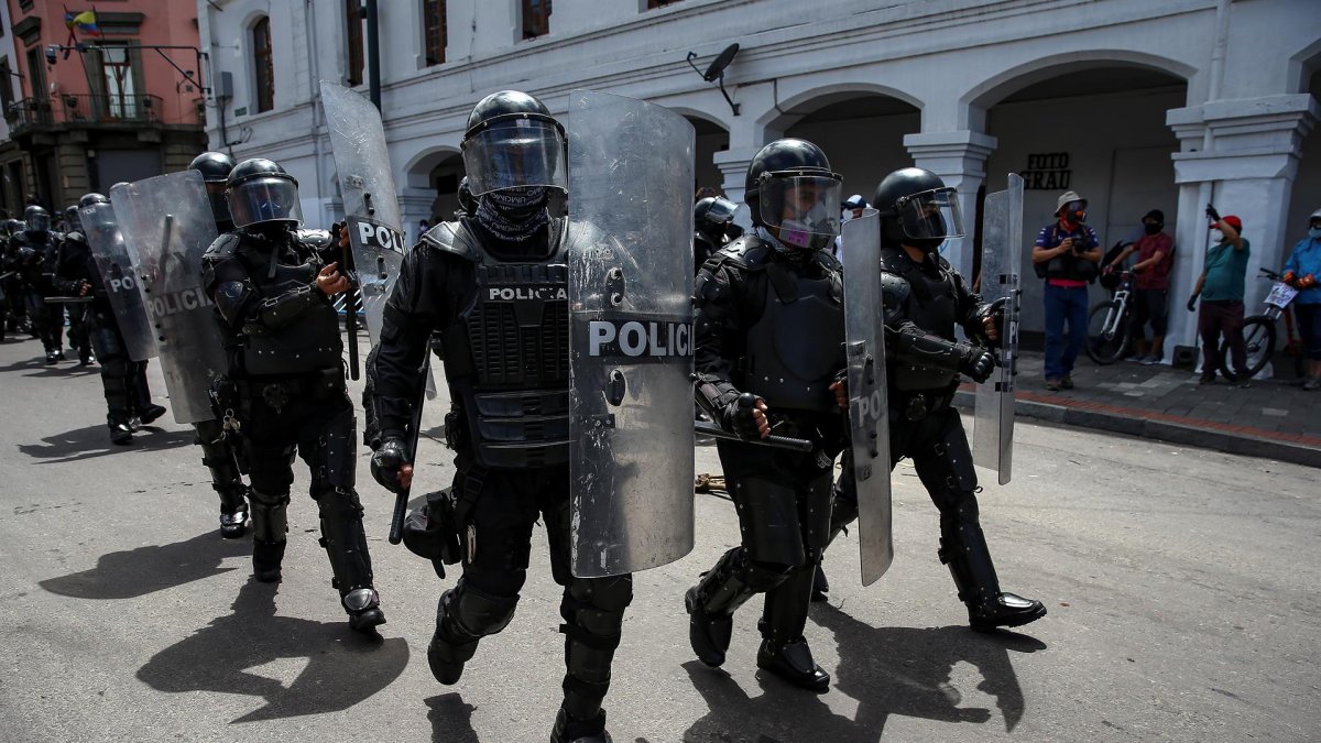 Miembros de la policía en las calles de Quito (Ecuador), en una fotografía de archivo.