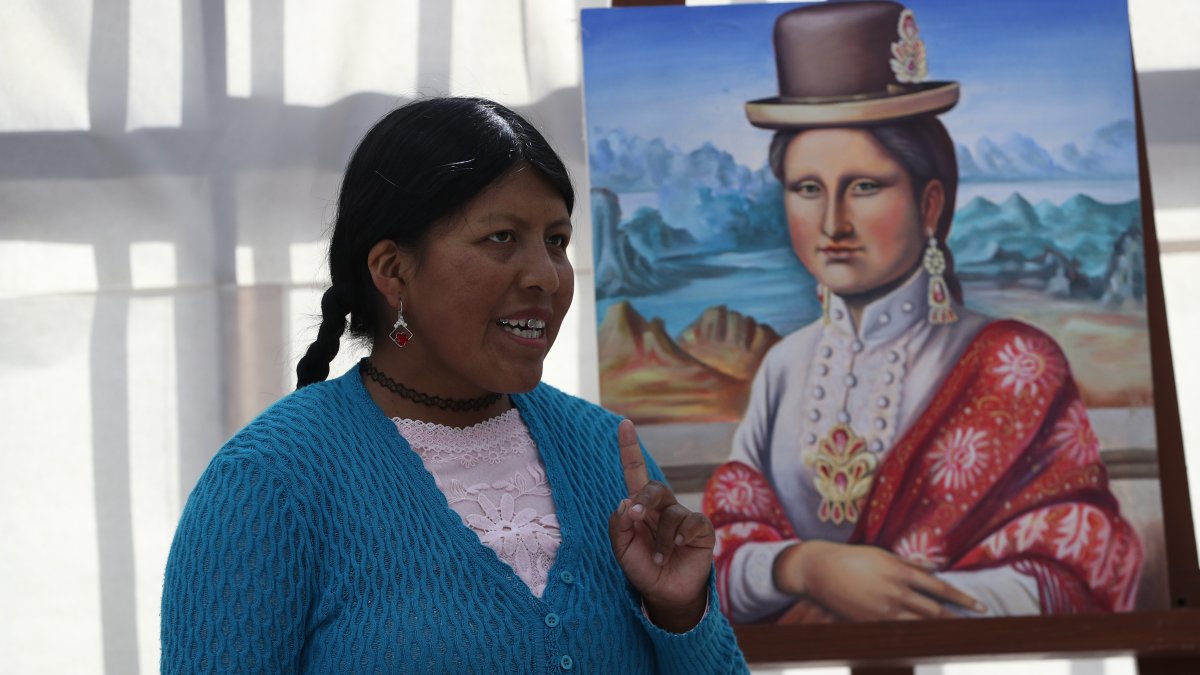 La artista aimara Claudia Callizaya habla, el 10 de mayo de 2022, durante su primera exposición llamada 