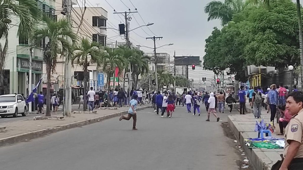 En varios videos difundidos en redes sociales se observa cómo se enfrentan entre hinchas del mismo equipo.