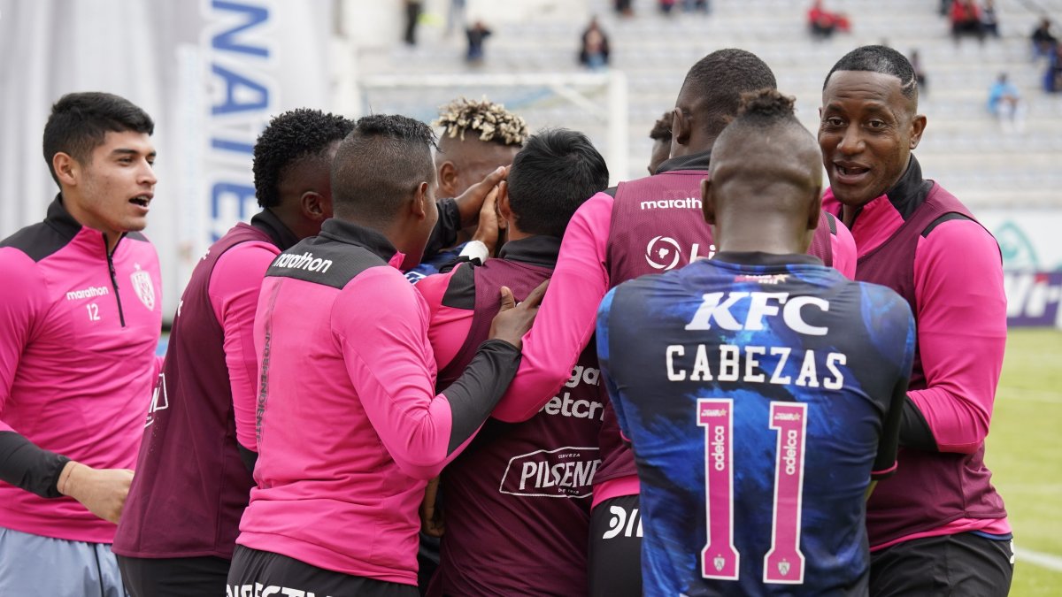 Los jugadores de Independiente del Valle celebran el tercer gol ante Técnico Universitario.