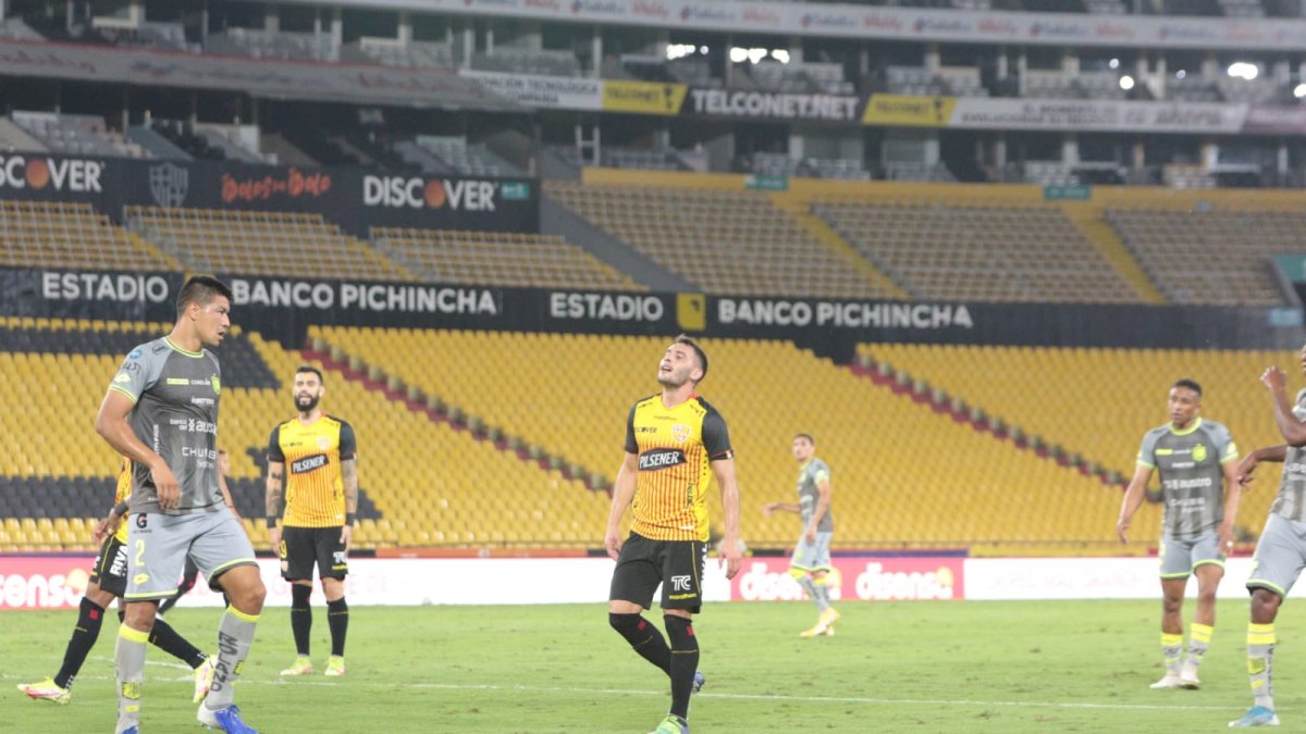 En el medio campo Emmanuel Martínez fue el llamado a mover los hilos del cuadro canario, pero al argentino lo habilitaron muy pocas veces.