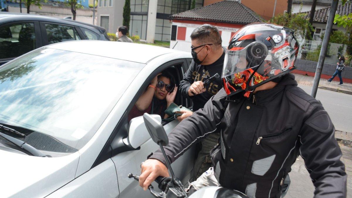 Producción. En esta imagen se recrea lo que pasa en las calles, los delincuentes atacan a los conductores en medio del tráfico  y sin importar el sitio.