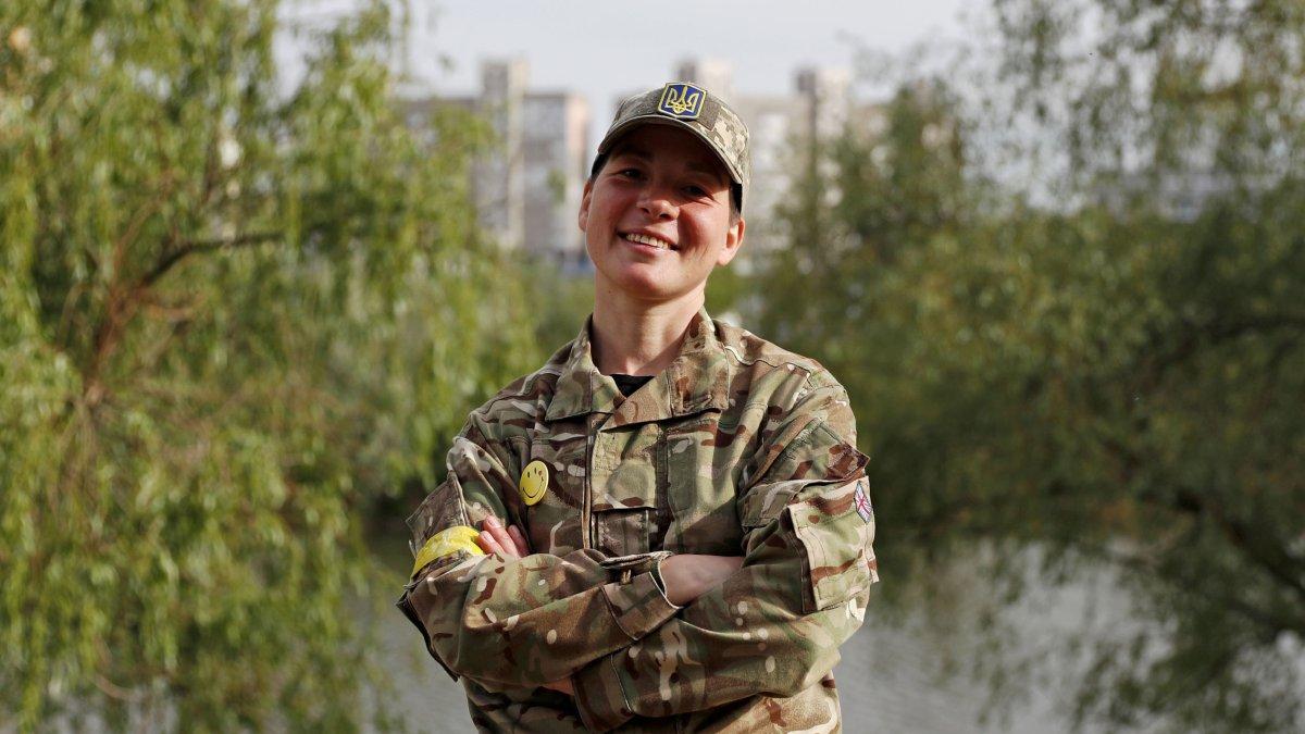 Tania Bondarenko tiene 40 años y se acaba de convertir en soldado en el ejército de Ucrania.