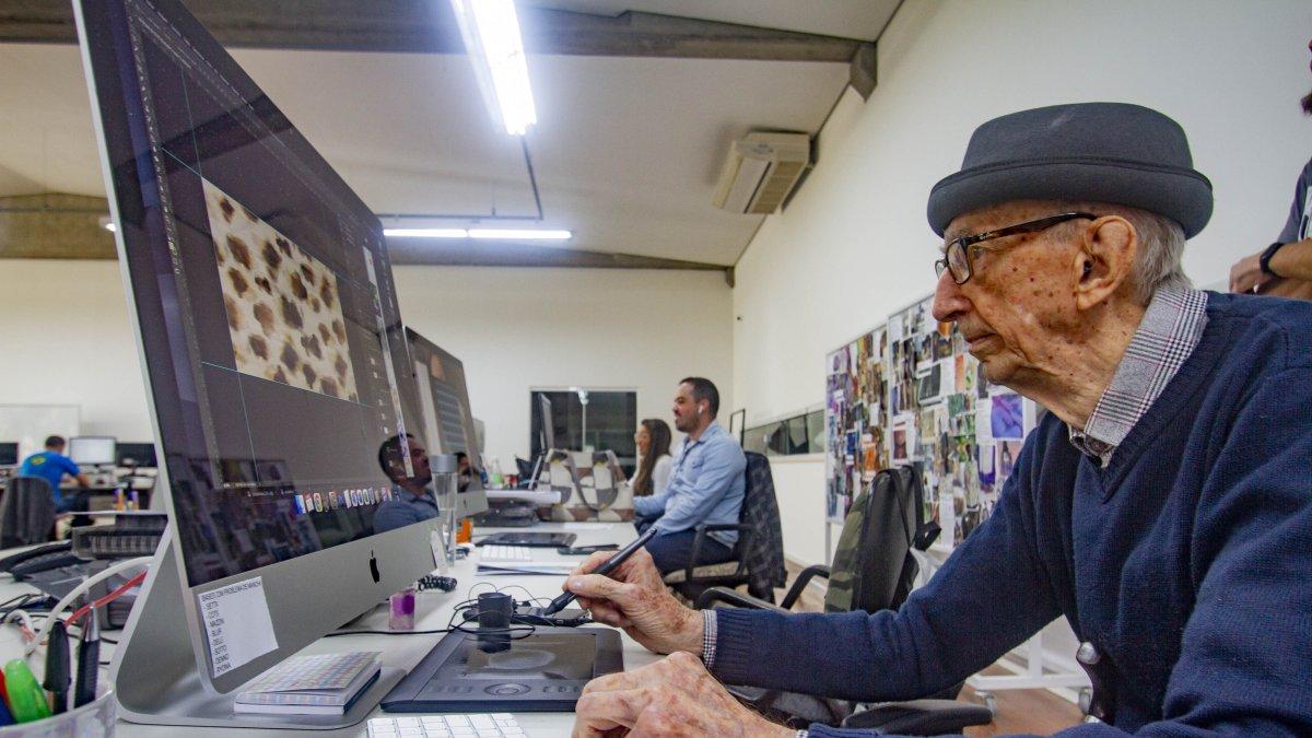 Brusque, Brasil. En los 84 años trabajados, Walter Orthmann nunca ha dejado de aprender. Está actualizado con los nuevos sistemas laborales.