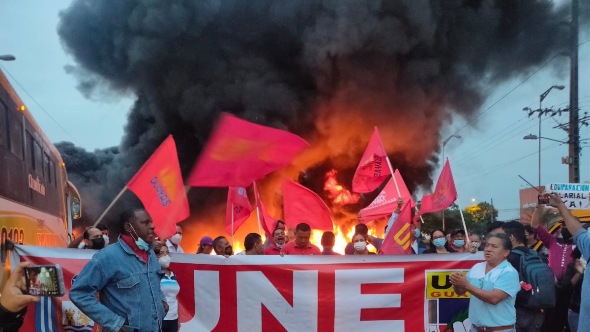 La UNE realizó marchas, plantones y huelgas de hambre para exigir la publicación de las reformas en el Registro Oficial. Ahora, según indican, su lucha es por el fiel cumplimiento de lo aprobado por la Asamblea Nacional.