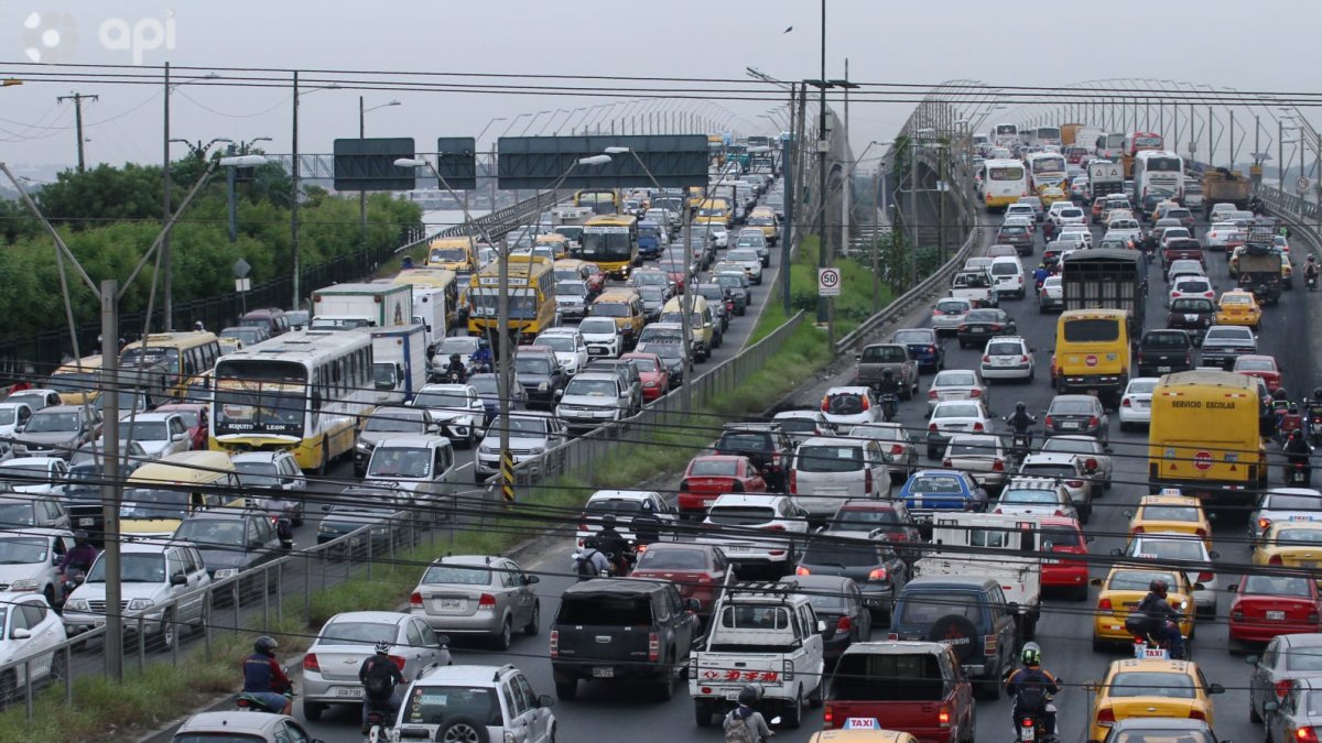 Atascos se han registrado en el Puente de la Unidad Nacional, que une Durán con Guayaquil. 