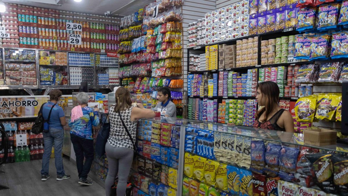 Varias personas compran en una tienda, el 11 de mayo de 2022, en Caracas (Venezuela).