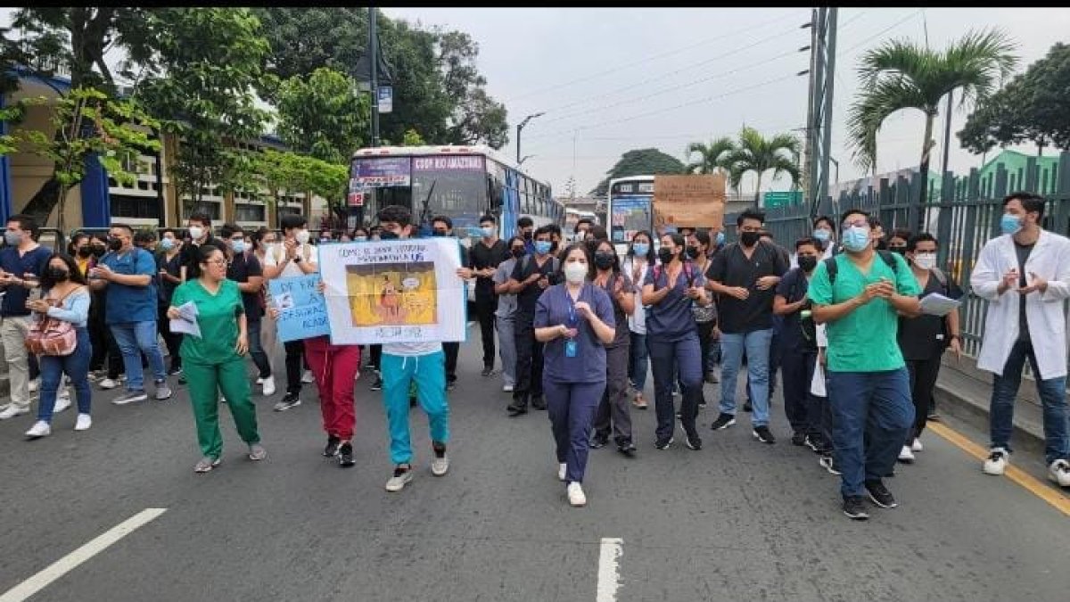 Un grupo de estudiantes de la Universidad de Guayaquil protestó en los exteriores del centro de estiudio.