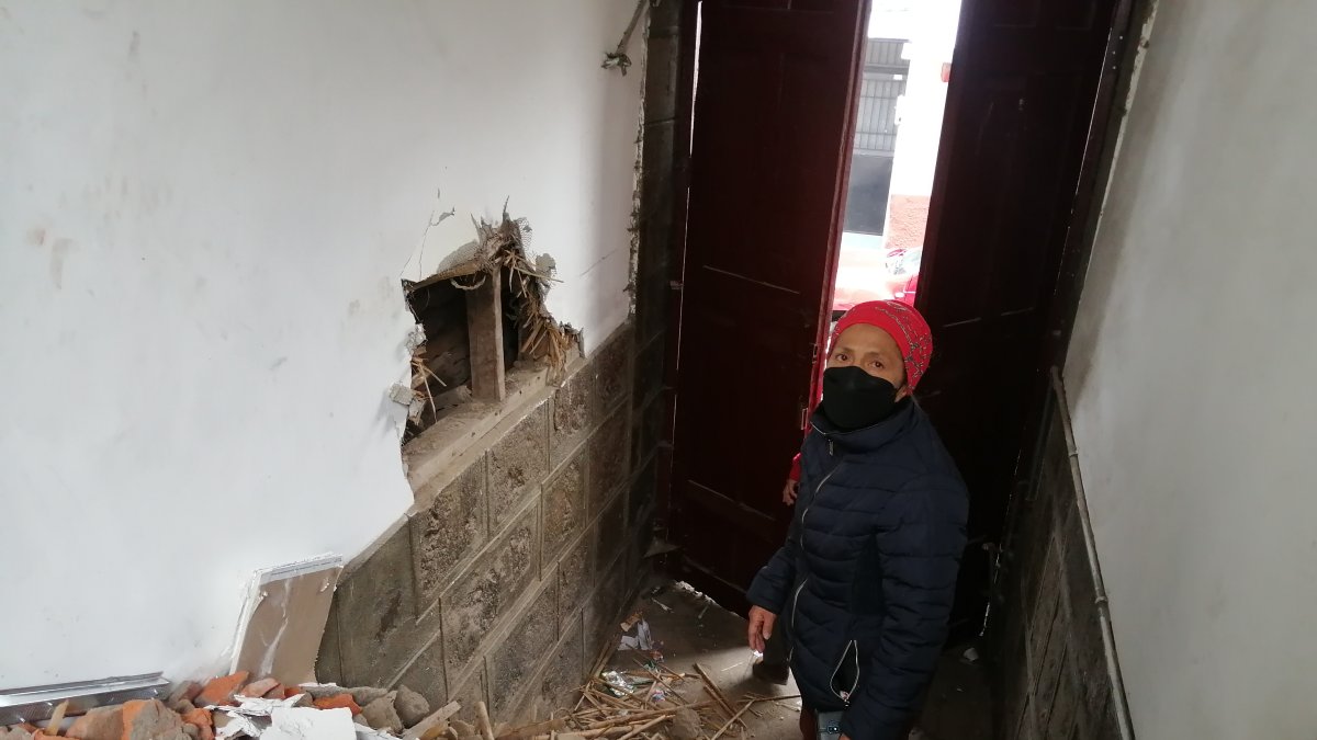 Los delincuentes ingresaron por unos huecos que hicieron en la pared de una casa vecina.