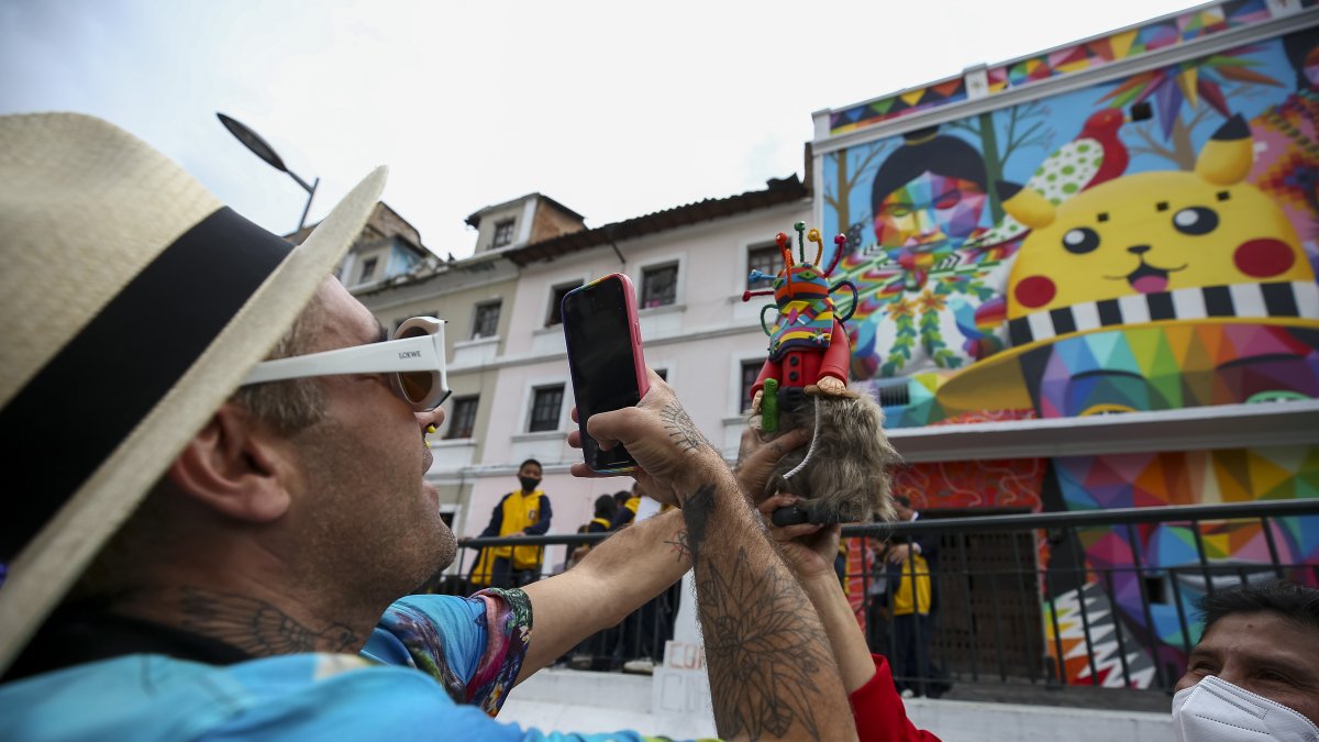 El artista español Okuda San Miguel (i), participa este 16 de mayo de 2022 en la inauguración de un mural que pintó en Quito