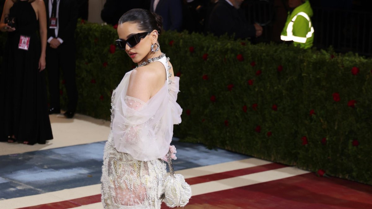 Imagen de archivo de la cantante española Rosalía fue registrada durante la alfombra roja del Met Gala 2022, en Nueva York (NY, EE.UU.).