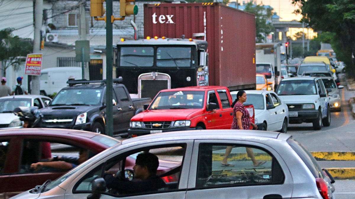 Especialmente en las horas pico, en la Domingo Comín se observan la columna de carros que están atascados en los estrechos carriles.