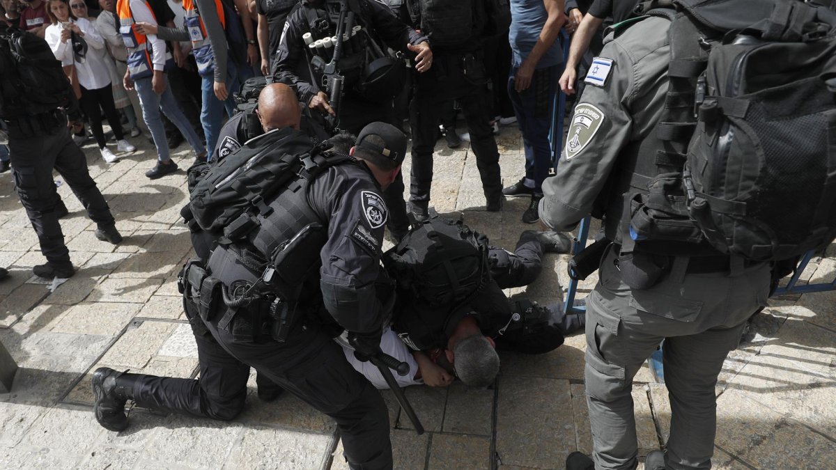 La policía israelí arresta a un hombre durante el cortejo fúnebre de la periodista Shireen Abu Akleh.